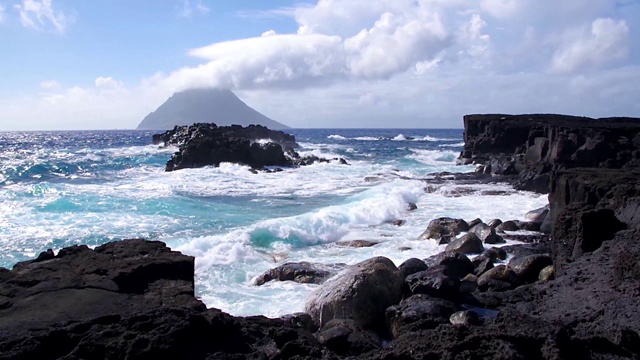 海岸，岩石的地方继续视频素材