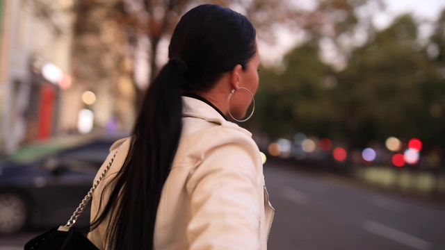 POV，年轻夫妇手牵着手，女人带着男友穿过城市街道视频素材