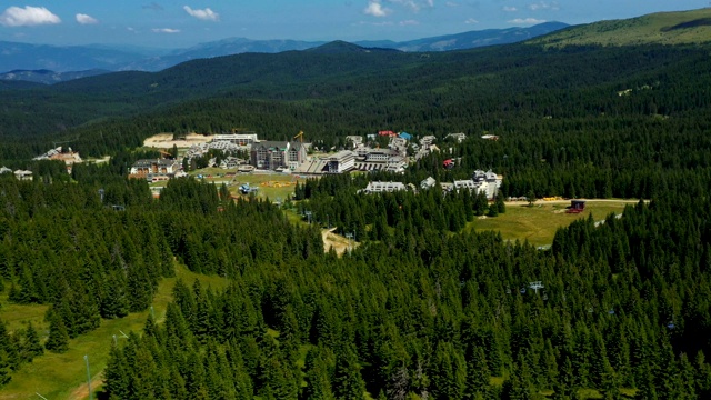 从空中拍摄美丽的山景——科帕尼克山视频素材