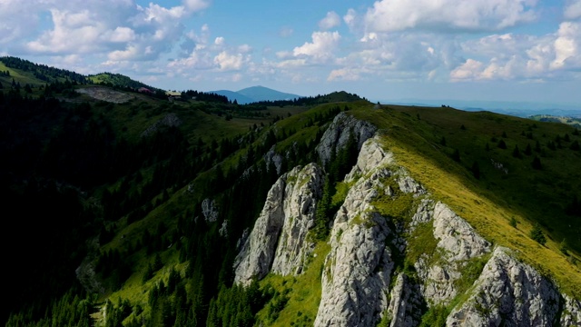 从空中拍摄美丽的山景——科帕尼克山视频素材