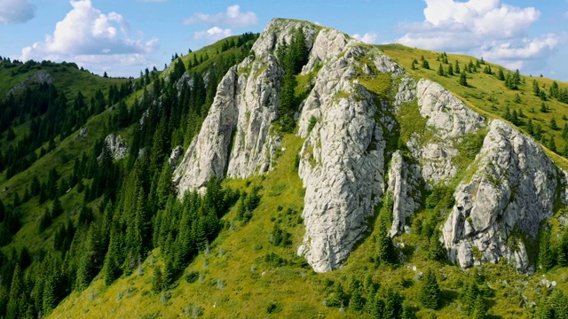 从空中拍摄美丽的山景——科帕尼克山视频素材