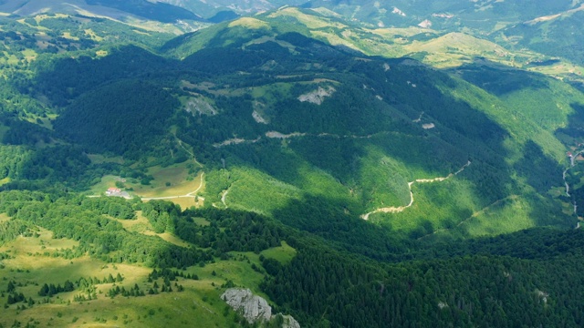 从空中拍摄美丽的山景——科帕尼克山视频素材