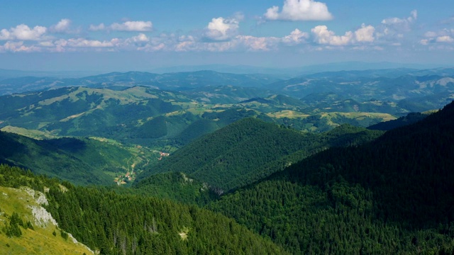 从空中拍摄美丽的山景——科帕尼克山视频素材