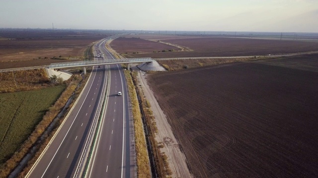 繁忙的高速公路上无人机拍摄的画面视频素材