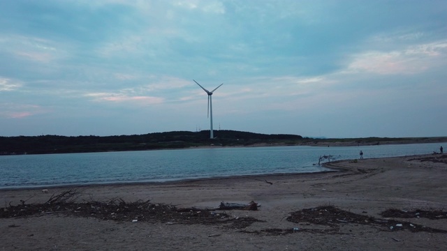 黄昏时分，人们在秋田的海滩上钓鱼视频素材