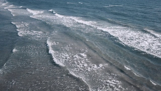 无人机拍摄美丽的海面和海浪视频素材