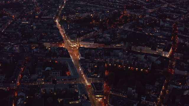 航拍:鸟瞰柏林，德国附近的夜晚与闪烁的街道交通城市灯光4K视频素材