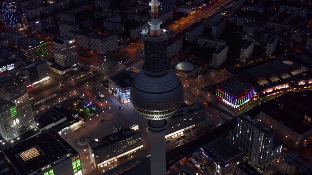 AERIAL:特写柏林德国电视塔亚历山大广场的夜晚与城市灯光交通4K视频素材