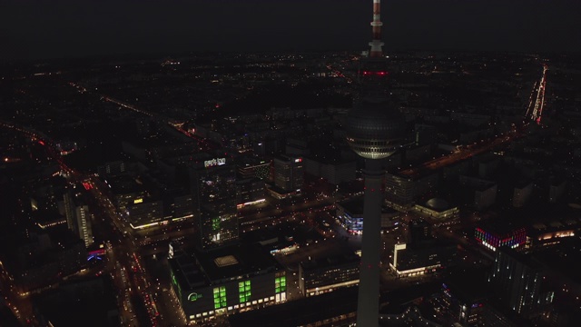 AERIAL:特写柏林德国电视塔亚历山大广场的夜晚与城市灯光交通4K视频素材