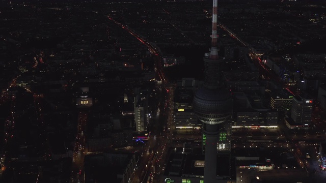 AERIAL:特写柏林德国电视塔亚历山大广场的夜晚与城市灯光交通4K视频素材