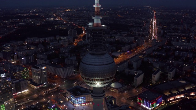 AERIAL:特写柏林德国电视塔亚历山大广场的夜晚与城市灯光交通4K视频素材