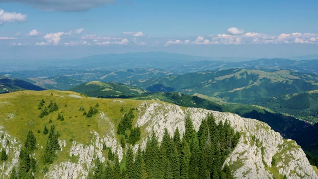 从空中拍摄美丽的山景——科帕尼克山视频素材