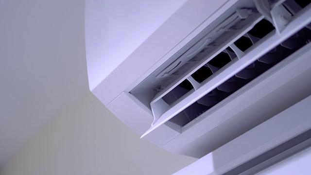 白色墙壁房间的冷气系统视频素材