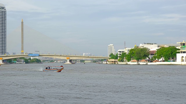 4K时间流逝，曼谷市中心湄南河上的游船交通，曼谷市景湄南河在泰国的主要河流，曼谷河的交通视频素材