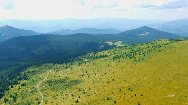 从空中拍摄美丽的山景——科帕尼克山视频素材