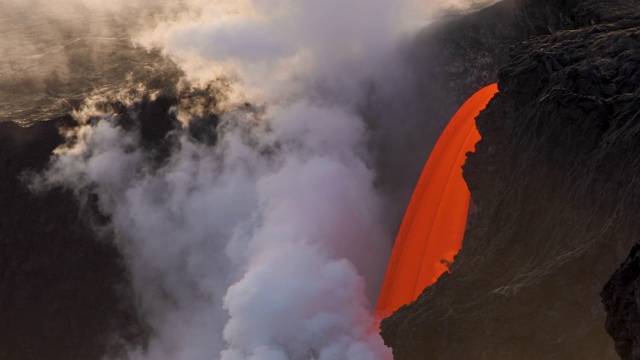 Kīlauea火山的熔岩流入海洋视频素材