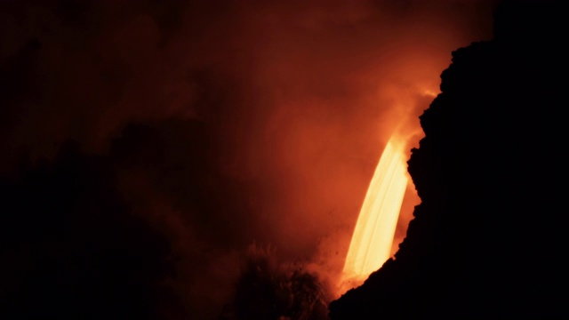 Kīlauea火山的熔岩流入海洋视频素材