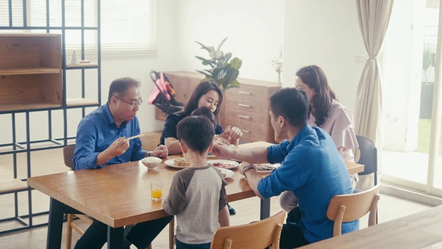 多代同堂的一家人享用晚餐视频素材