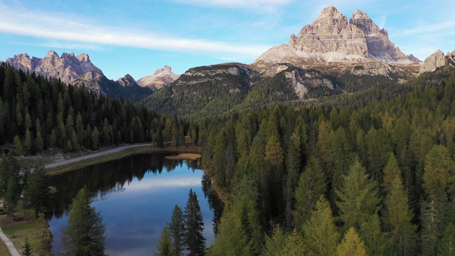 拉瓦雷多城市国家公园的安托诺湖。Auronzo, Misurina, Dolomiti阿尔卑斯山，南蒂洛尔，意大利，欧洲。安托诺湖和著名的拉瓦雷多峰白云石。白云石山脉视频素材