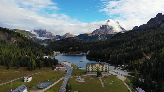 令人惊叹的风景米苏里纳湖与白云石山的背景，意大利。意大利东白云石旅游目的地全景自然景观。Dolomites的Misurina湖。意大利视频素材