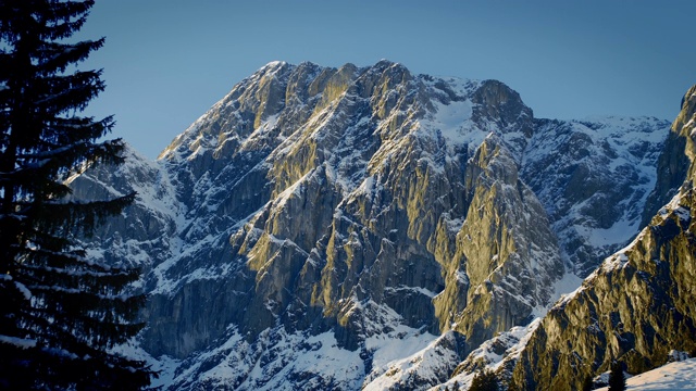 阿尔卑斯山景观与Hochkönig在傍晚的光，徒步区，阿尔卑斯山，Mühlbach，萨尔茨伯格地，奥地利，欧洲视频素材