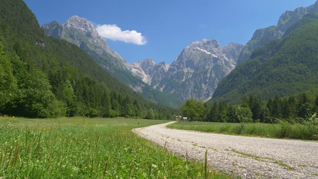 航拍:沿着山谷的空旷混凝土道路的电影镜头。视频素材