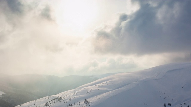 美丽的冬季景观和白雪覆盖的树木。冬天的山。视频素材