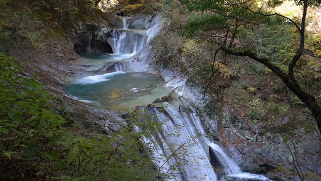 日本西泽峡谷风景瀑布(慢镜头)视频素材