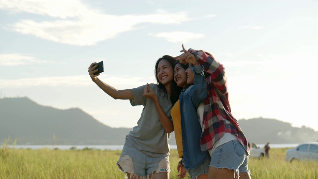 一组年轻的亚洲女人自拍有一个夏天一起旅行的乐趣。生活方式旅游度假时间。以山为背景。视频素材