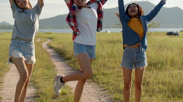 三个年轻的亚洲女人跑步有一个夏天旅行的乐趣。生活方式旅游度假时间。以山为背景。视频素材