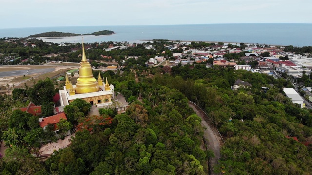 经典佛寺之间的森林。从空中俯瞰泰国山上绿树间的佛教寺院。苏梅岛。旅游、冥想、东方生活的理念。亚洲村视频素材