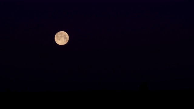 月亮在夜空中缓缓落下视频素材