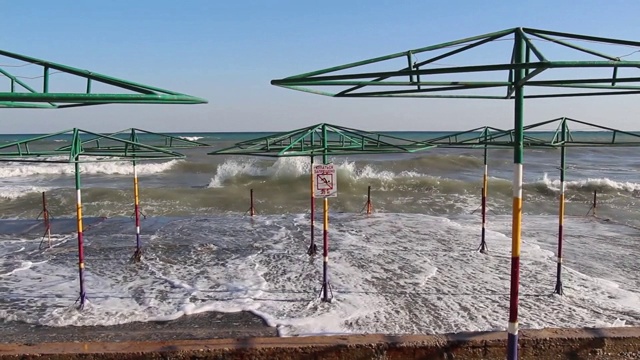 秋天，克里米亚空空如也的海滩上波涛汹涌视频素材