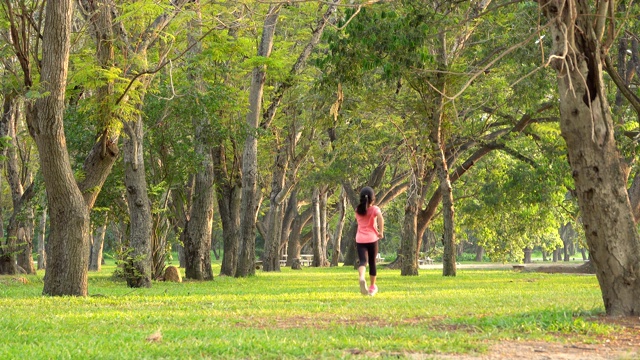 女孩喜欢在公园里跑步视频素材