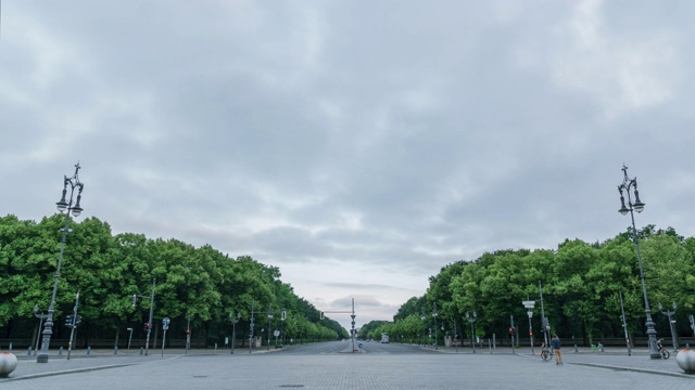 清晨阳光下柏林勃兰登堡门的超时空流逝序列视频素材