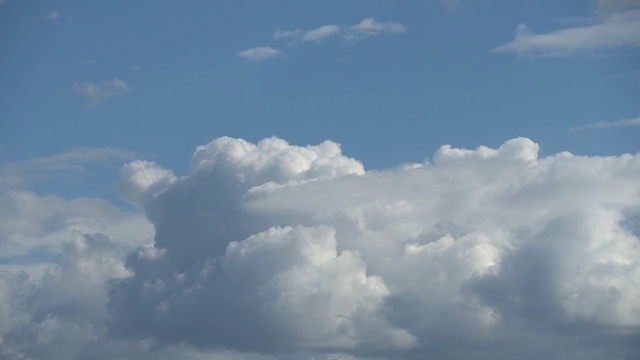 只有天空。美丽的蓝天和白云的全景。在云层中飞行的效果。令人放松的移动转换云的观点。全高清延时视频素材