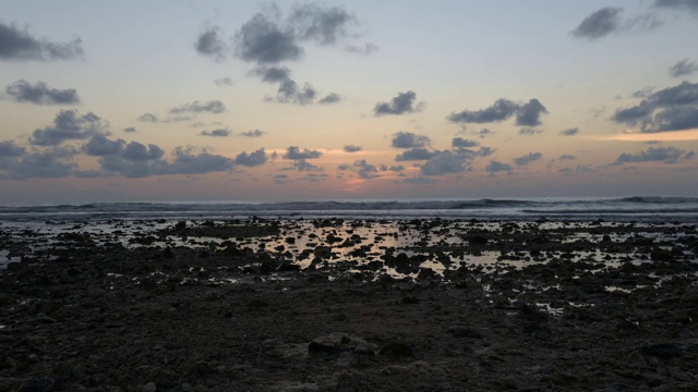 时间流逝的日落岩石海滩股票视频视频下载