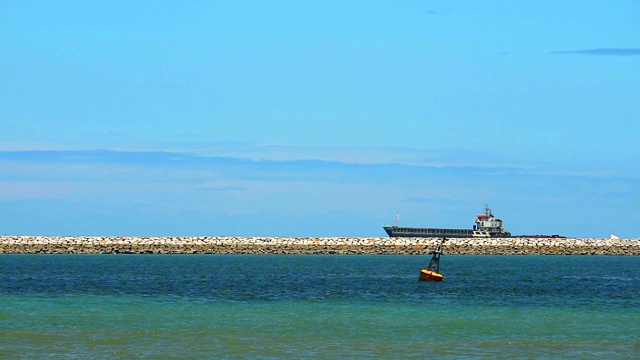 用花岗岩制成的防波堤，用以保护海浪、风暴潮和海面上的浮力视频素材