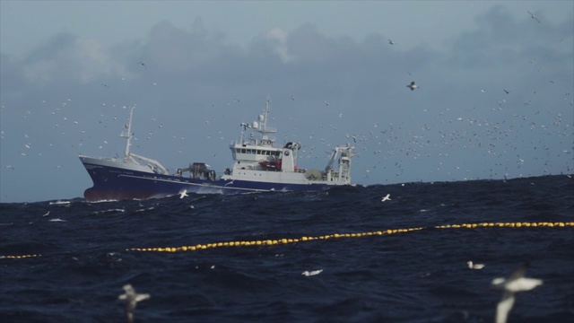 渔船在波涛汹涌的北海航行视频素材