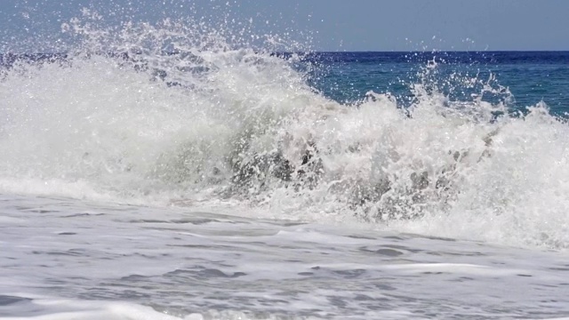 热带海滩主题:加勒比海岛屿海滩海浪的慢动作视图视频素材