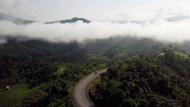 航拍高速公路和汽车在山上和森林与云雾视频素材