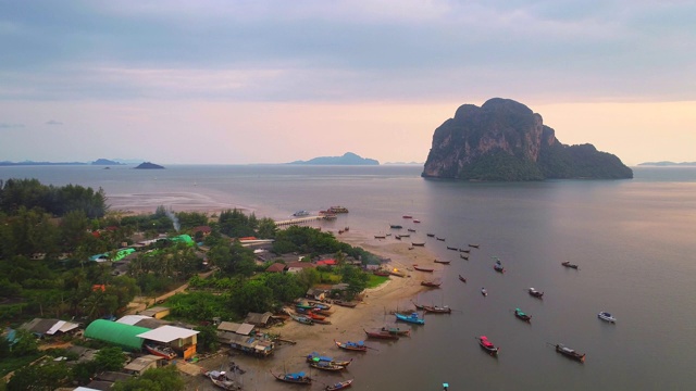 鸟瞰图拍摄美丽的风景和安达曼海日落，热带海滩海在泰国南部，亚洲视频素材