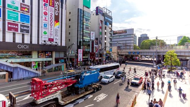 4K延时:鸟瞰东京上野美代子市场的行人拥挤的十字路口和火车行驶。倾斜向下拍摄的视频素材