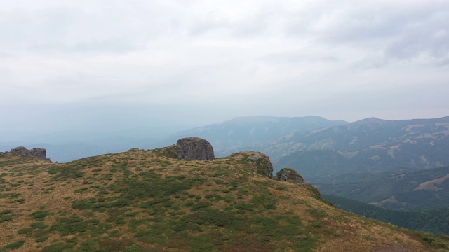 秋天山景鸟瞰图视频素材