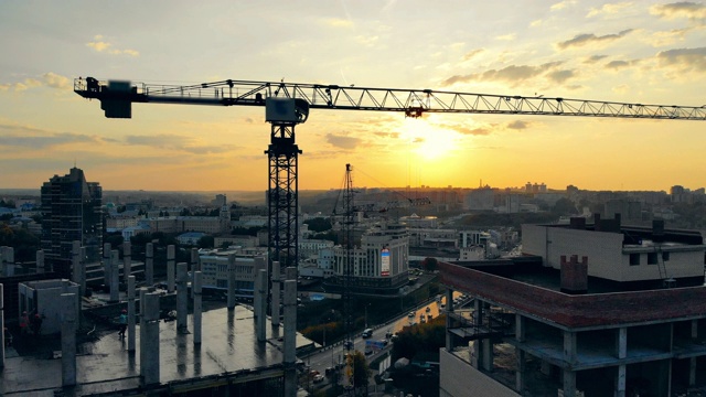 城市建筑用地上的建筑起重机视频素材