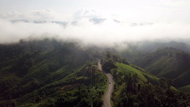 鸟瞰图上山路蜿蜒，汽车行驶，安全驾驶理念视频素材