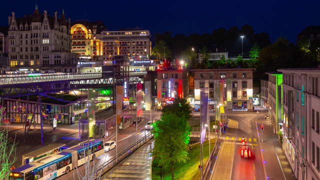 夜晚照亮洛桑市中心著名的交通广场屋顶全景，4k时间间隔瑞士视频素材