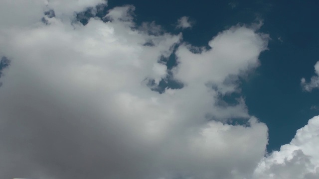 积雨云在运动，时间流逝的戏剧性的蓝天视频素材