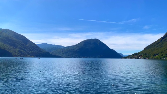 晴朗的日子里，赛瑞西欧湖、鸟群和山视频素材