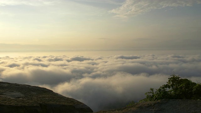 早晨的心情和山上的雾和太阳与彩云美丽。景观海雾和日出Khao Phra Ya Dern Thong观点。Phatthana Nikhom，泰国华府里视频素材